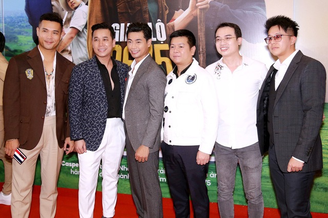 'Bông hồng lai' Emma Lê quyến rũ, xinh đẹp bên mẹ và em trai - Ảnh 3. 'Bông hồng lai' Emma Lê quyến rũ, xinh đẹp bên mẹ và em trai - Ảnh 3.