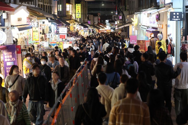 Chùm ảnh: Nhiều người đổ về Itaewon và Hongdae (Hàn Quốc) mừng lễ hội Halloween, công tác bảo vệ an toàn như thế nào?   - Ảnh 3.