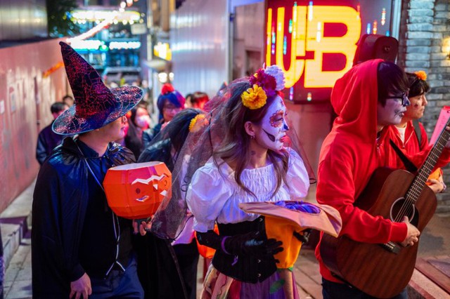 Chùm ảnh: Nhiều người đổ về Itaewon và Hongdae (Hàn Quốc) mừng lễ hội Halloween, công tác bảo vệ an toàn như thế nào?   - Ảnh 1.