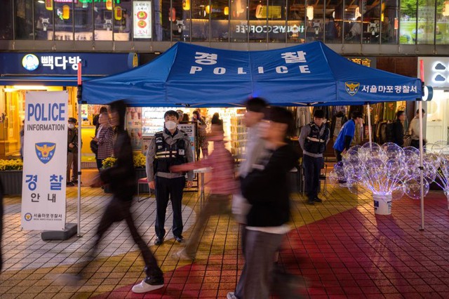 Chùm ảnh: Nhiều người đổ về Itaewon và Hongdae (Hàn Quốc) mừng lễ hội Halloween, công tác bảo vệ an toàn như thế nào?   - Ảnh 9.