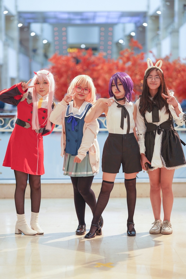 Halloween 2023: Đội mưa đến lễ hội hóa trang, có cả phụ huynh “hộ tống” con đi cosplay - Ảnh 10.