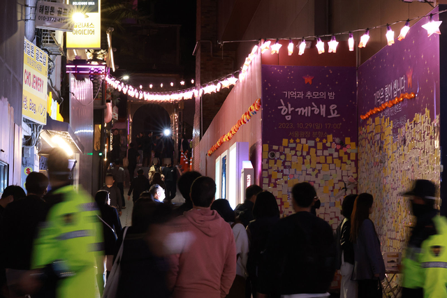Chùm ảnh: Nhiều người đổ về Itaewon và Hongdae (Hàn Quốc) mừng lễ hội Halloween, công tác bảo vệ an toàn như thế nào?   - Ảnh 2.