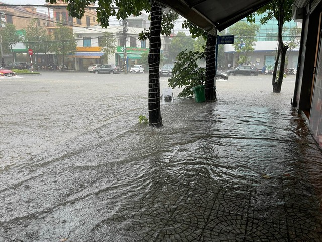 Quảng Bình: Nhiều tuyến đường Tp. Đồng Hới ngập sau trận mưa lớn - Ảnh 1.