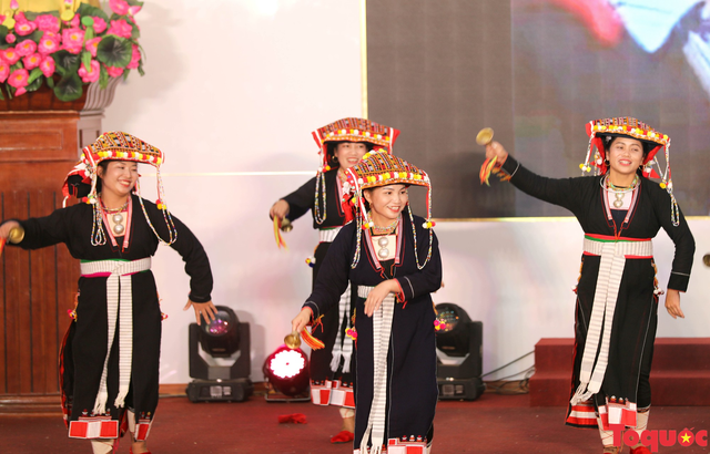 Khai mạc Liên hoan Nghệ thuật quần chúng và trình diễn trang phục dân tộc thiểu số huyện Tân Sơn năm 2023 - Ảnh 3.