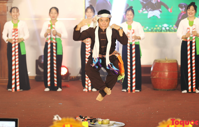 Khai mạc Liên hoan Nghệ thuật quần chúng và trình diễn trang phục dân tộc thiểu số huyện Tân Sơn năm 2023 - Ảnh 4.