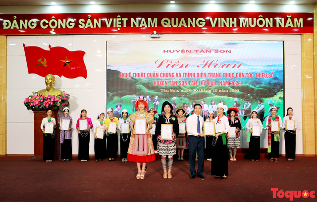 Khai mạc Liên hoan Nghệ thuật quần chúng và trình diễn trang phục dân tộc thiểu số huyện Tân Sơn năm 2023 - Ảnh 6.