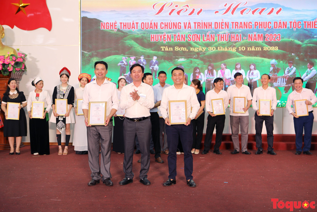 Khai mạc Liên hoan Nghệ thuật quần chúng và trình diễn trang phục dân tộc thiểu số huyện Tân Sơn năm 2023 - Ảnh 7.