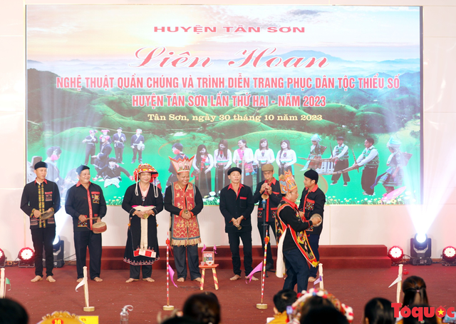 Khai mạc Liên hoan Nghệ thuật quần chúng và trình diễn trang phục dân tộc thiểu số huyện Tân Sơn năm 2023 - Ảnh 2.