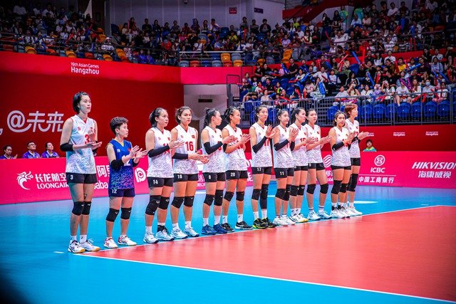 Tuyển bóng chuyền nữ Việt Nam ăn mừng cảm xúc khi đặt một chân vào bán kết ASIAD 19 - Ảnh 1.