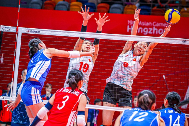 Tuyển bóng chuyền nữ Việt Nam ăn mừng cảm xúc khi đặt một chân vào bán kết ASIAD 19 - Ảnh 7.