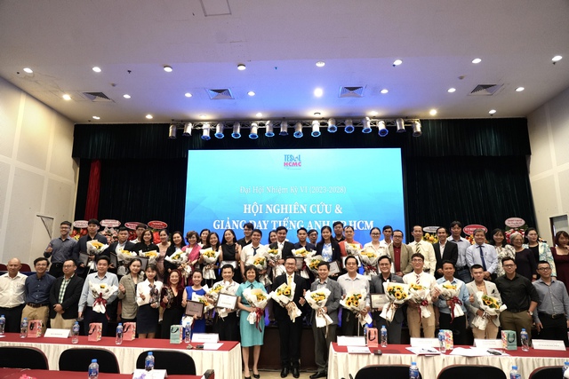 TS. Đỗ Hữu Nguyên Lộc tái đắc cử Chủ tịch Hội Nghiên cứu và Giảng dạy tiếng Anh TP.HCM nhiệm kỳ 2023-2028 - Ảnh 1. TS. Đỗ Hữu Nguyên Lộc tái đắc cử Chủ tịch Hội Nghiên cứu và Giảng dạy tiếng Anh TP.HCM nhiệm kỳ 2023-2028 - Ảnh 1.