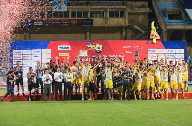 CLB Thanh Hoá ăn mừng cuồng nhiệt khi &quot;hạ đẹp&quot; dàn sao CAHN FC giành Siêu Cup quốc gia 2023 - Ảnh 1.