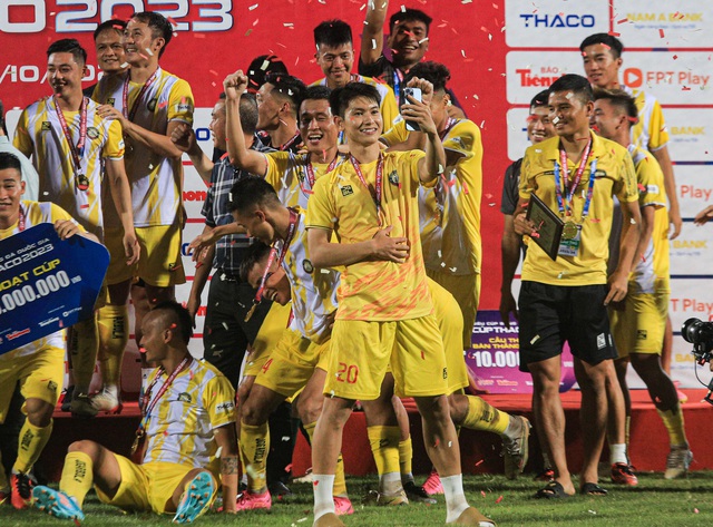 CLB Thanh Hoá ăn mừng cuồng nhiệt khi &quot;hạ đẹp&quot; dàn sao CAHN FC giành Siêu Cup quốc gia 2023 - Ảnh 4.