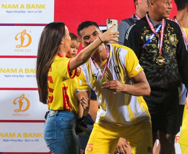CLB Thanh Hoá ăn mừng cuồng nhiệt khi &quot;hạ đẹp&quot; dàn sao CAHN FC giành Siêu Cup quốc gia 2023 - Ảnh 10.