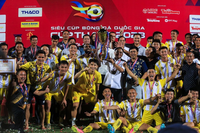 CLB Thanh Hoá ăn mừng cuồng nhiệt khi &quot;hạ đẹp&quot; dàn sao CAHN FC giành Siêu Cup quốc gia 2023 - Ảnh 2.