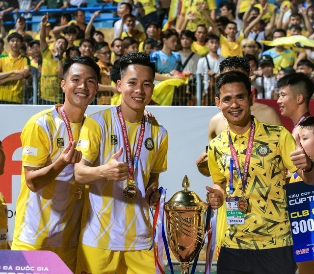 CLB Thanh Hoá ăn mừng cuồng nhiệt khi &quot;hạ đẹp&quot; dàn sao CAHN FC giành Siêu Cup quốc gia 2023 - Ảnh 6.