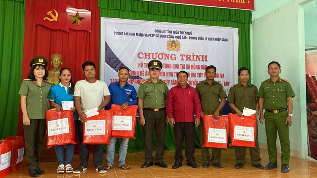 Tuyên truyền phòng, chống ma túy và tặng quà cho người dân vùng cao Thừa Thiên Huế - Ảnh 1.