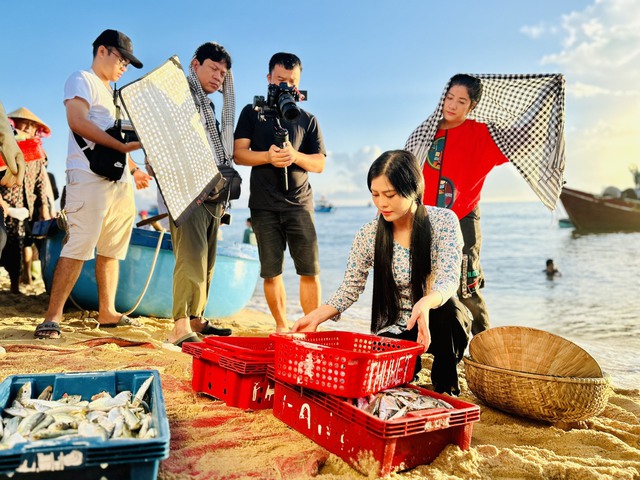 Ca sĩ Thi Phượng ra MV &quot;Quảng Bình quê ta ơi&quot; - Ảnh 2.