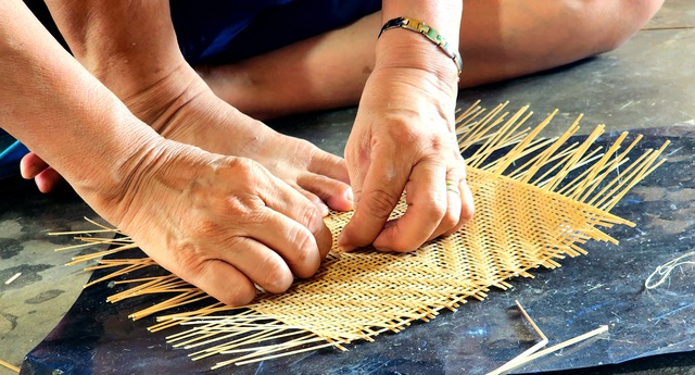 Phát triển kinh tế nhờ bảo tồn, phát huy nghề đan lát truyền thống - Ảnh 2.