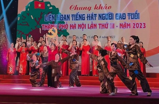 Hà Nội: Liên hoan tiếng hát Người cao tuổi góp phần nâng cao đời sống tinh thần - Ảnh 1.