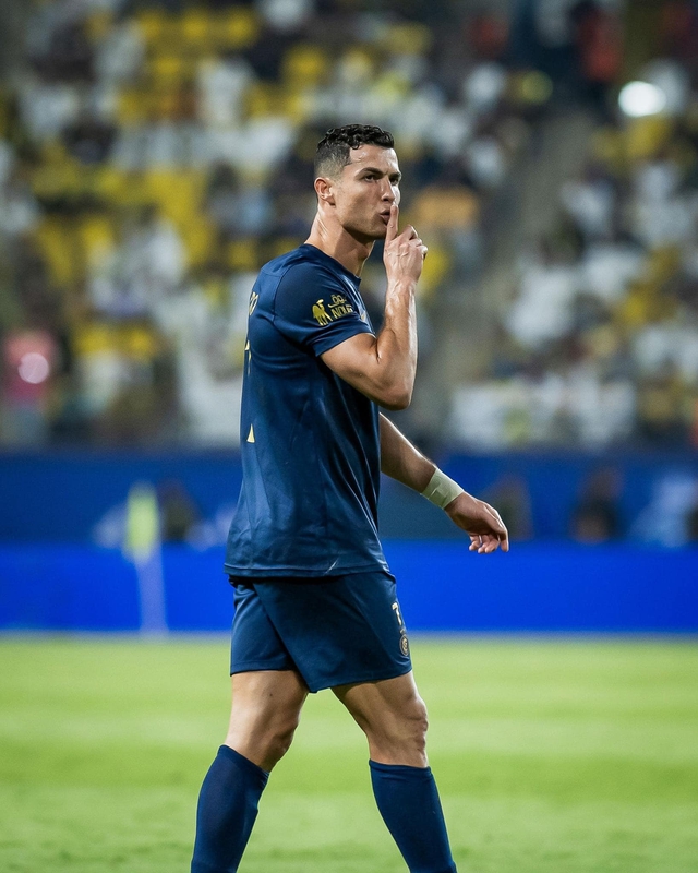 Cổ động viên đối thủ hô vang &quot;Messi&quot;, Ronaldo ra dấu yêu cầu im lặng - Ảnh 1.