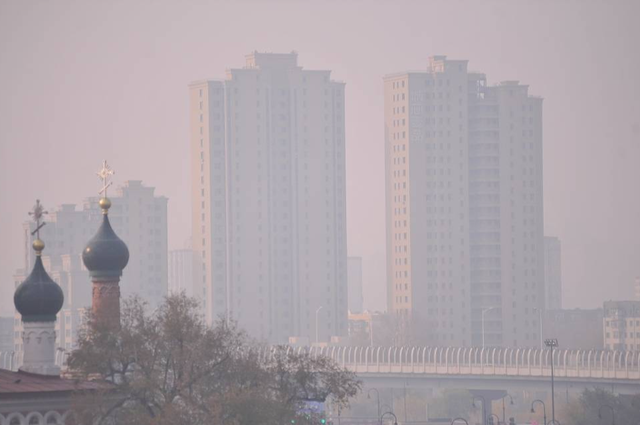 Chùm ảnh: Sương mù dày đặc bao trùm Trung Quốc, người dân vật lộn với ô nhiễm không khí ở mức cao nhất - Ảnh 1.