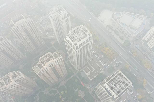Chùm ảnh: Sương mù dày đặc bao trùm Trung Quốc, người dân vật lộn với ô nhiễm không khí ở mức cao nhất - Ảnh 4.