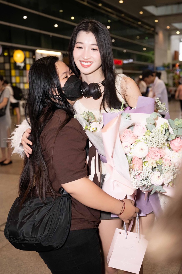 Phương Nhi trở về Việt Nam sau khi chinh chiến Miss International: Nhan sắc rạng rỡ, được netizen chào đón - Ảnh 2.