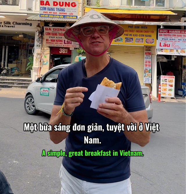 Du khách Tây giới thiệu &quot;bánh mì gánh&quot; ở Hà Nội, khuyên mọi người thử ngay kẻo sẽ &quot;trở thành dĩ vãng&quot; - Ảnh 3.