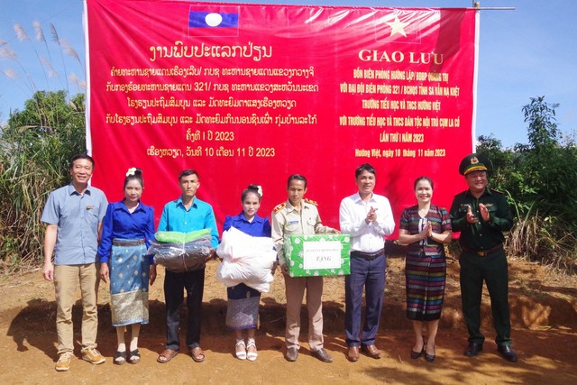 Nhiều phần quà trao tặng người dân biên giới Việt Nam - Lào - Ảnh 3.