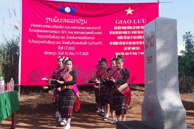 Nhiều phần quà trao tặng người dân biên giới Việt Nam - Lào - Ảnh 1.