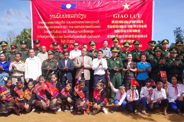 Nhiều phần quà trao tặng người dân biên giới Việt Nam - Lào - Ảnh 5.