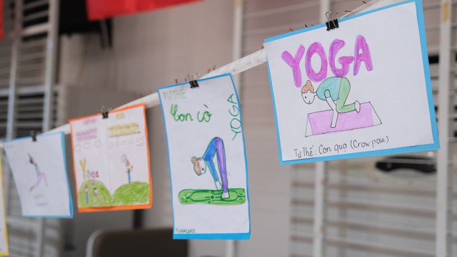 Học sinh lớp 4 &quot;Đưa yoga về nhà&quot; tạo cơ hội gắn kết gia đình  - Ảnh 4.