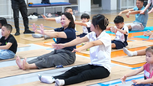 Học sinh lớp 4 "Đưa yoga về nhà" tạo cơ hội gắn kết gia đình  - Ảnh 2.