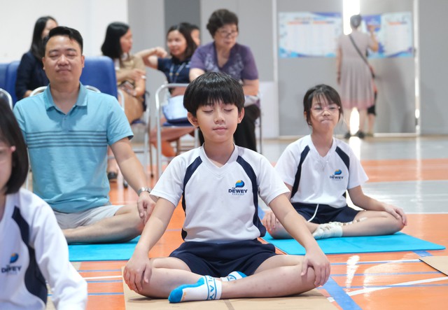 Học sinh lớp 4 "Đưa yoga về nhà" tạo cơ hội gắn kết gia đình  - Ảnh 1.