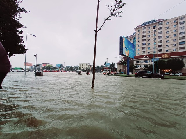 Mưa lớn, nước dâng cao, TP Vinh chìm trong biển nước - Ảnh 2.
