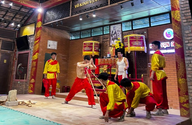 Đến Huế, du khách ấn tượng với show biểu diễn võ thuật cung đình - Ảnh 4.