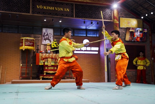 Đến Huế, du khách ấn tượng với show biểu diễn võ thuật cung đình - Ảnh 1.