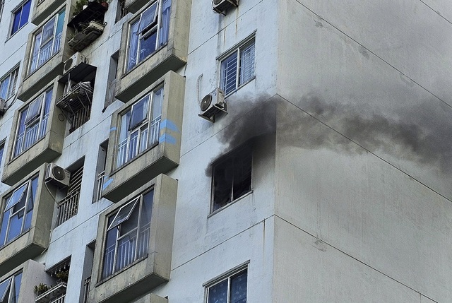 Nhiều người hốt hoảng bỏ chạy ra ngoài khi căn hộ ở chung cư 12 tầng bốc cháy - Ảnh 1.
