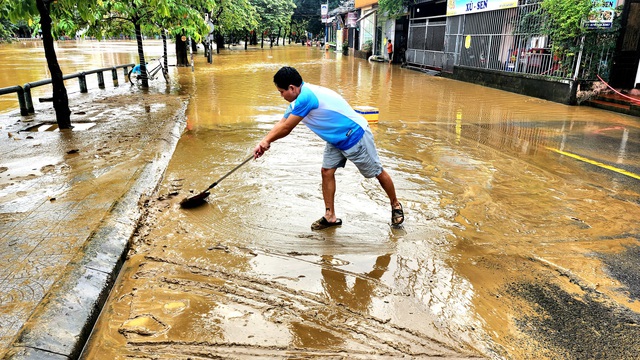 Thừa Thiên Huế khẩn trương khắc phục sau mưa lũ lớn - Ảnh 4.