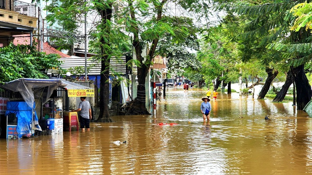 Thừa Thiên Huế khẩn trương khắc phục sau mưa lũ lớn - Ảnh 7.