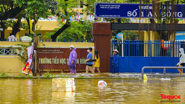 Thừa Thiên Huế yêu cầu kiên quyết sơ tán dân tại những nơi nguy hiểm trước cảnh báo mưa lớn - Ảnh 1.