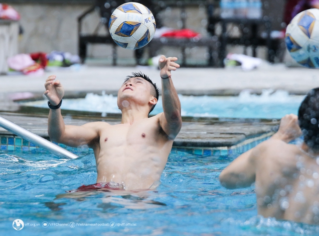 Dàn cầu thủ ĐT Việt Nam khoe body 6 múi, thoải mái chơi bóng phục hồi dưới nước sau chiến thắng  - Ảnh 3.