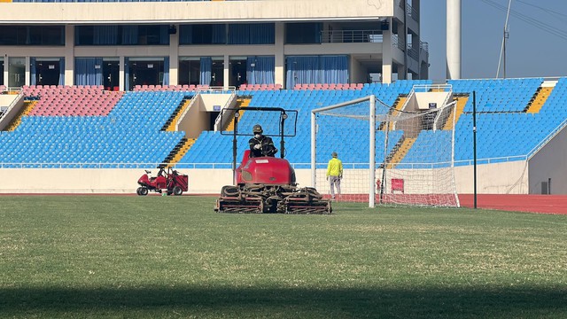 Cận cảnh sân Mỹ Đình 4 ngày trước trận đấu giữa ĐT Việt Nam vs ĐT Iraq, mặt cỏ được chú trọng chăm sóc - Ảnh 1.