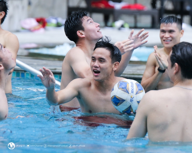 Dàn cầu thủ ĐT Việt Nam khoe body 6 múi, thoải mái chơi bóng phục hồi dưới nước sau chiến thắng  - Ảnh 2.