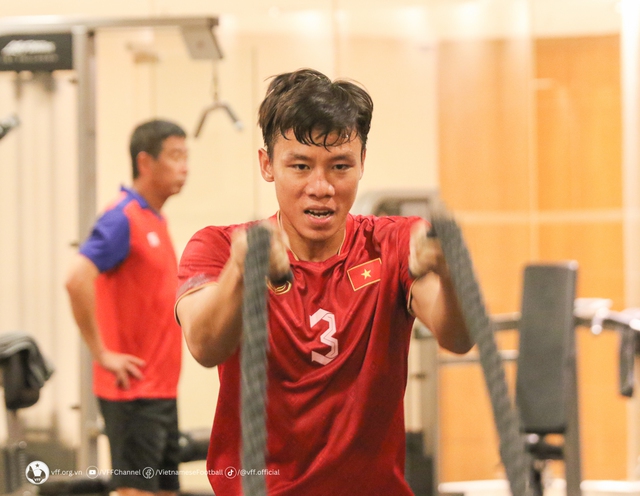 Dàn cầu thủ ĐT Việt Nam khoe body 6 múi, thoải mái chơi bóng phục hồi dưới nước sau chiến thắng  - Ảnh 8.