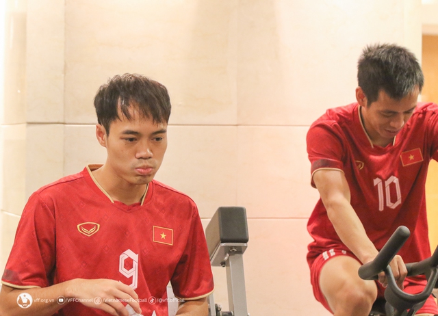 Dàn cầu thủ ĐT Việt Nam khoe body 6 múi, thoải mái chơi bóng phục hồi dưới nước sau chiến thắng  - Ảnh 9.