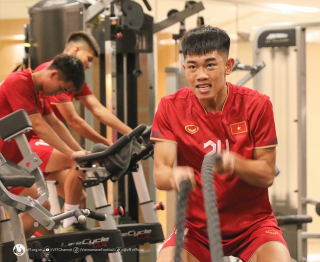 Dàn cầu thủ ĐT Việt Nam khoe body 6 múi, thoải mái chơi bóng phục hồi dưới nước sau chiến thắng  - Ảnh 7.