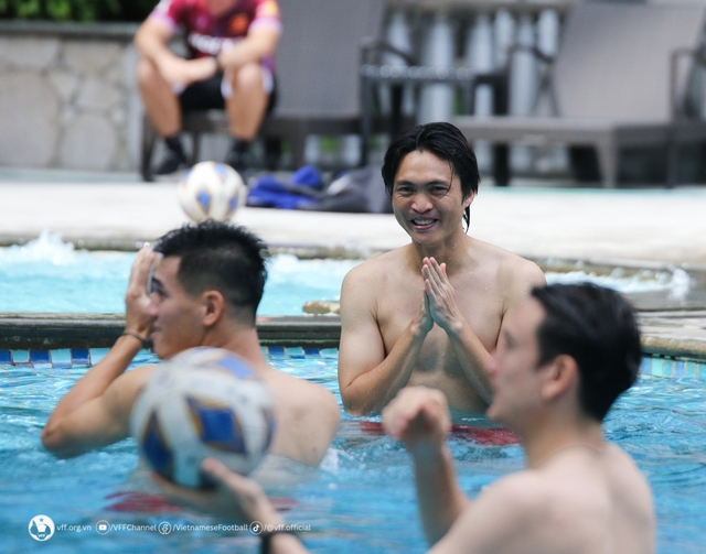 Dàn cầu thủ ĐT Việt Nam khoe body 6 múi, thoải mái chơi bóng phục hồi dưới nước sau chiến thắng  - Ảnh 4.