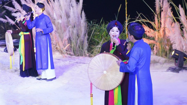 Mãn nhãn với sân khấu thực cảnh trên sông Hồng, Tùng Dương, Kyo York hát thăng hoa - Ảnh 6.